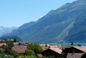 Im Hintergrund der Brienzer See 